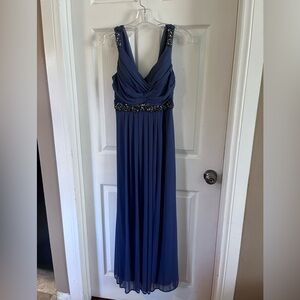 CACHET size 6 dress. Color blue. used ones in excellent condition